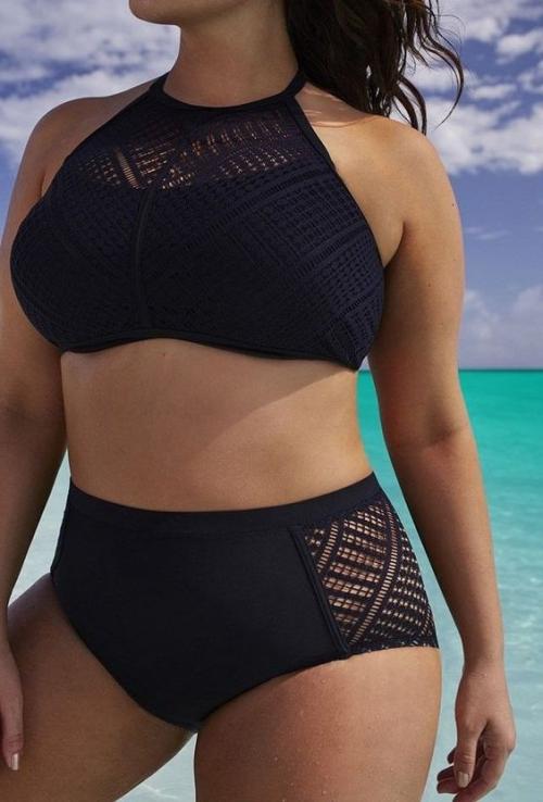 Какой цвет купальника стройнит. Какой купальник выбрать полной женщине?