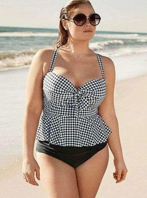 Какой цвет купальника стройнит. Какой купальник выбрать полной женщине?