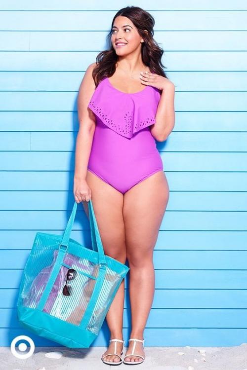 Какой цвет купальника стройнит. Какой купальник выбрать полной женщине?