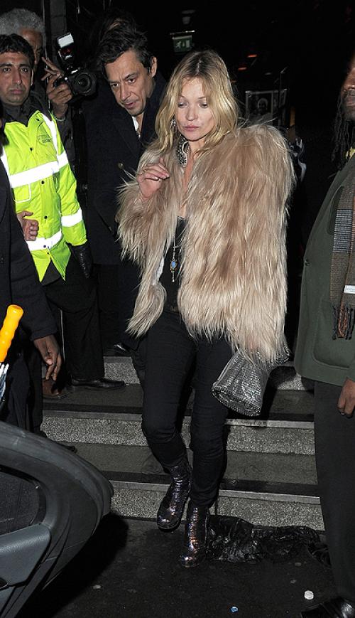 Стиль одежды Кейт Мосс. Одевайтесь, как Кейт Мосс: особенности стиля, макияжа, образы. Фото 22