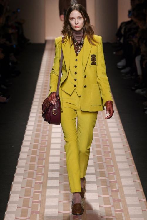 Кому подходит желтый цвет одежды. Молодящие цвета одежды: минус 5 лет от паспорта 18 Кому подходит желтый цвет одежды. Молодящие цвета одежды: минус 5 лет от паспорта 18