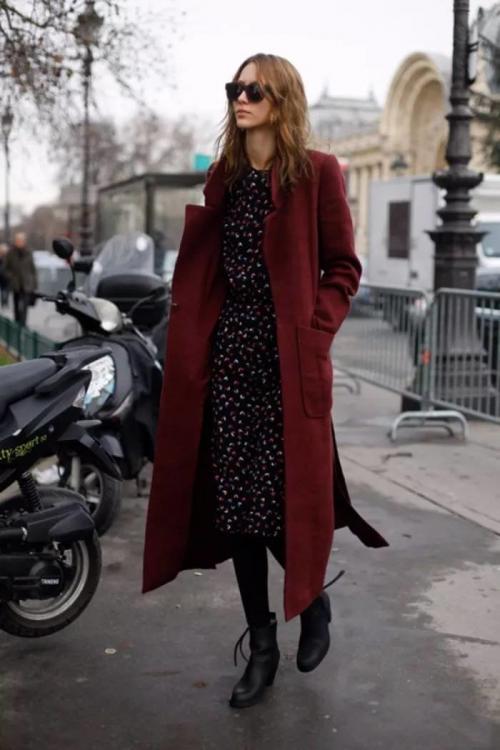 Какой цвет сочетается с бордовым пальто. 12 образов с пальто в винном оттенке, от которых вы будете без ума