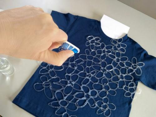 Как украсить белую футболку. Необычный декор футболки белизной. Получается настоящая дизайнерская вещь!