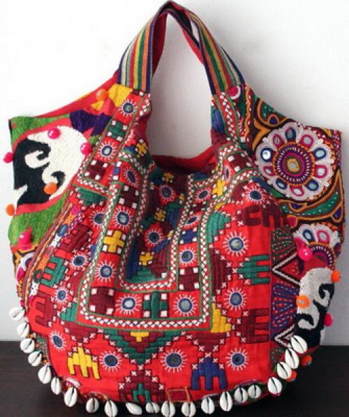 Как украсить старую сумку. Декор старой кожаной сумки 22