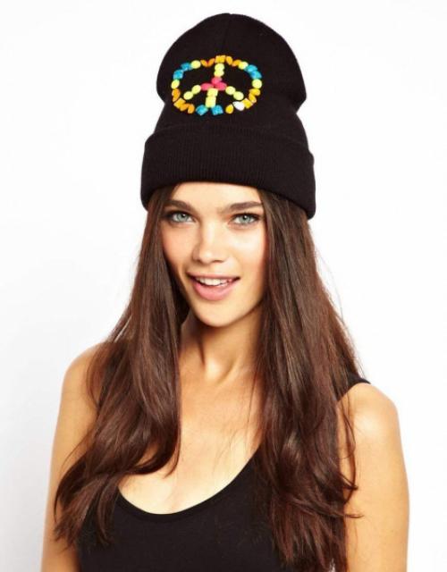 Как декорировать вязаную шапку. Как можно украсить женскую вязаную шапку: 01