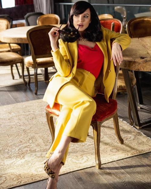 Кому подходит желтый цвет одежды. Молодящие цвета одежды: минус 5 лет от паспорта