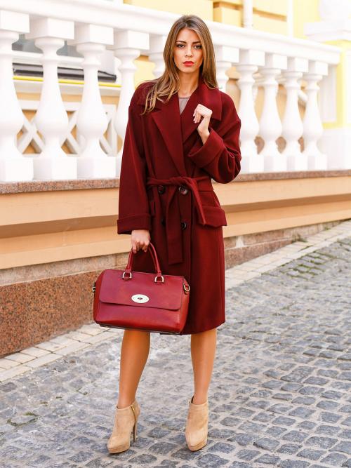 Какой цвет сочетается с бордовым пальто. 12 образов с пальто в винном оттенке, от которых вы будете без ума