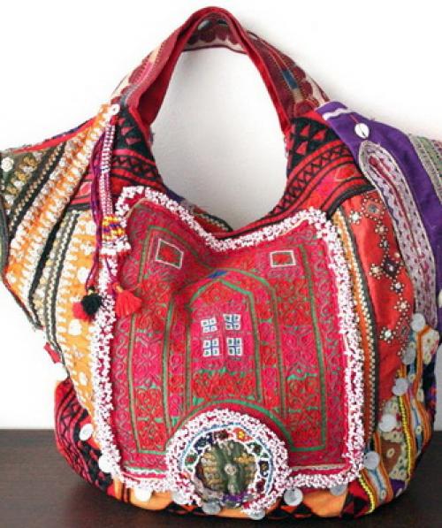 Как украсить старую сумку. Декор старой кожаной сумки 23