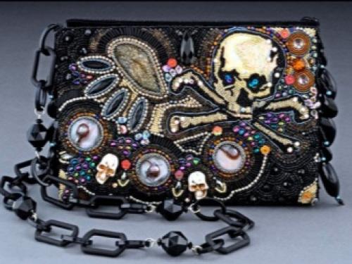 Как украсить старую сумку. Декор старой кожаной сумки 04