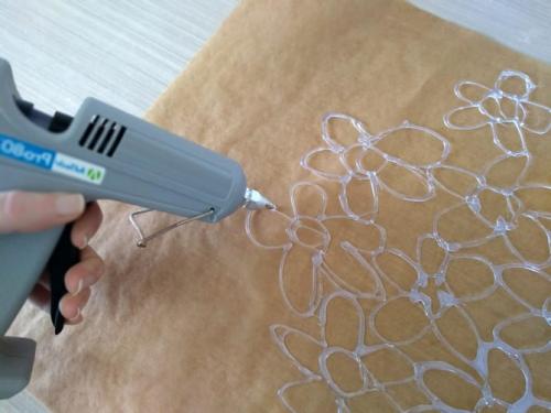 Как украсить белую футболку. Необычный декор футболки белизной. Получается настоящая дизайнерская вещь!