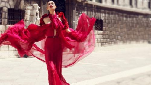 Красное платье и бежевые туфли. Выбор обуви 20