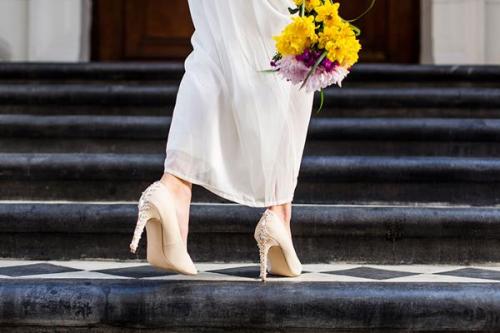 Как украсить туфли блестками. Как украсить туфли. Как украсить туфли своими руками?