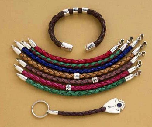 Украшения из кожи для сумки своими руками. Цветок из кожи на брошку 19