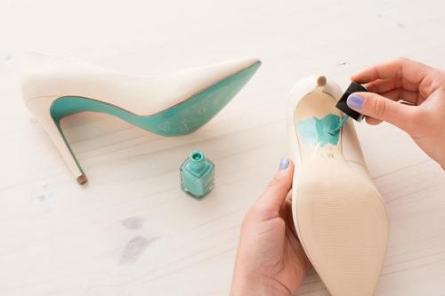 Как украсить туфли блестками. Как украсить туфли. Как украсить туфли своими руками?