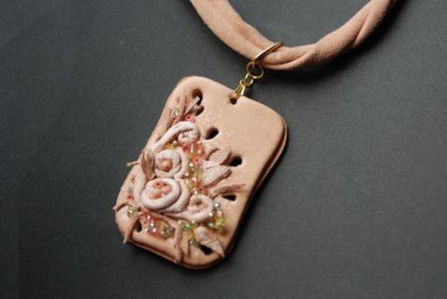 Бусы из кожи своими руками. Кулон из кожаных завитков