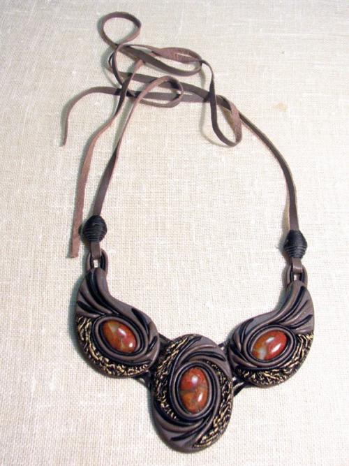 Бусы из кожи своими руками. Кулон из кожаных завитков