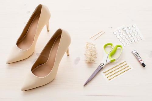 Как украсить туфли блестками. Как украсить туфли. Как украсить туфли своими руками?