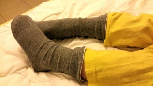 Как сделать гольфы выше колена. Разбираем кладовку и делаем носки и гольфы из старых колготок