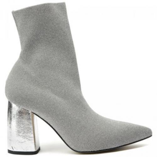 С чем носить гольфы 2019. Показываем на моделях из сети бутиков No One, как модно шнуровать кроссовки, с чем носить гольфы и не только