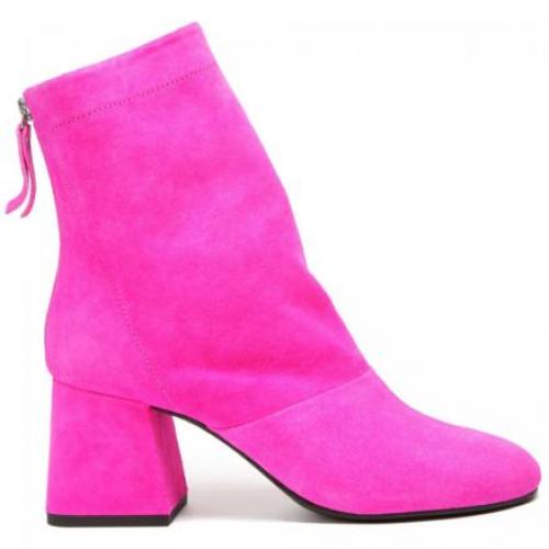 С чем носить гольфы 2019. Показываем на моделях из сети бутиков No One, как модно шнуровать кроссовки, с чем носить гольфы и не только