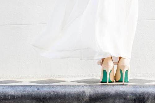 Как украсить туфли блестками. Как украсить туфли. Как украсить туфли своими руками?