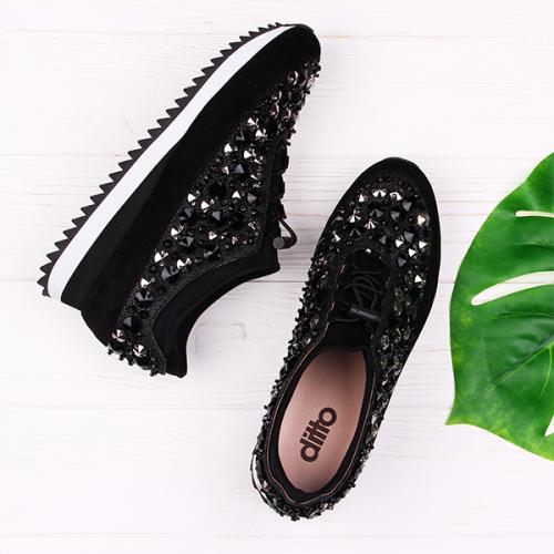 С чем носить золотые кроссовки. Блестящие кроссовки: с чем носить, с какой сумкой сочетать?