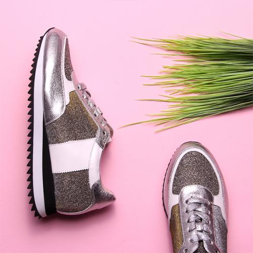 С чем носить золотые кроссовки. Блестящие кроссовки: с чем носить, с какой сумкой сочетать?