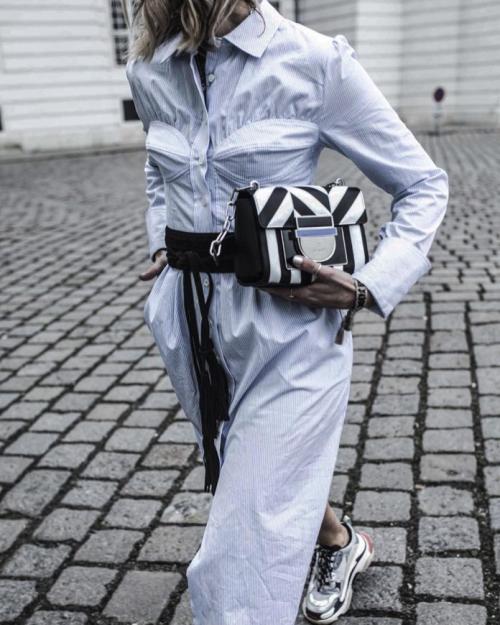 Кроссовки для женщин 40 лет. С чем носить кроссовки женщинам за 40, чтобы выглядеть круто