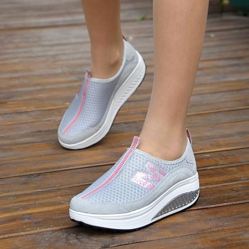 Обувь женская 50 лет. Что искать в прогулочной обуви?