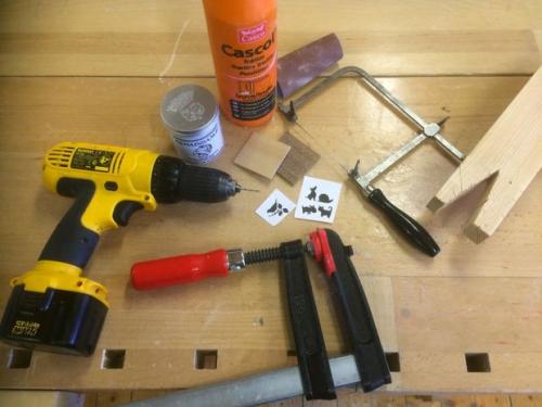 Как вырезать кулон из дерева. Как сделать красивый деревянный кулон на цепочке: внутреннее выпиливание