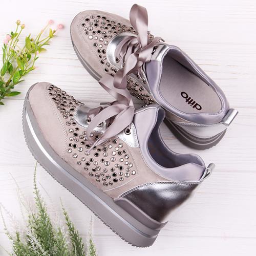 С чем носить золотые кроссовки. Блестящие кроссовки: с чем носить, с какой сумкой сочетать?