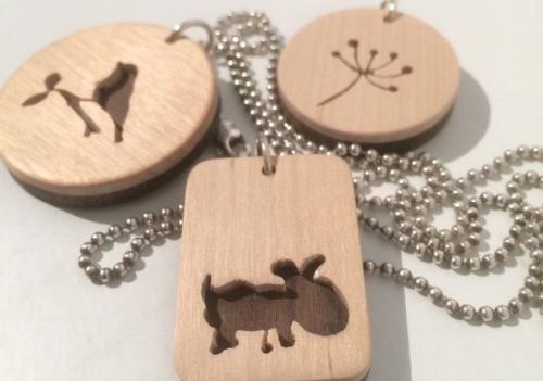 Как вырезать кулон из дерева. Как сделать красивый деревянный кулон на цепочке: внутреннее выпиливание