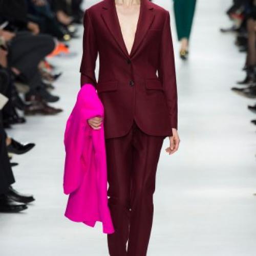 Какой цвет сочетается с бордовым пальто букле. Кому подходит цвет? Какой шарф подойдет к бордовому пальто