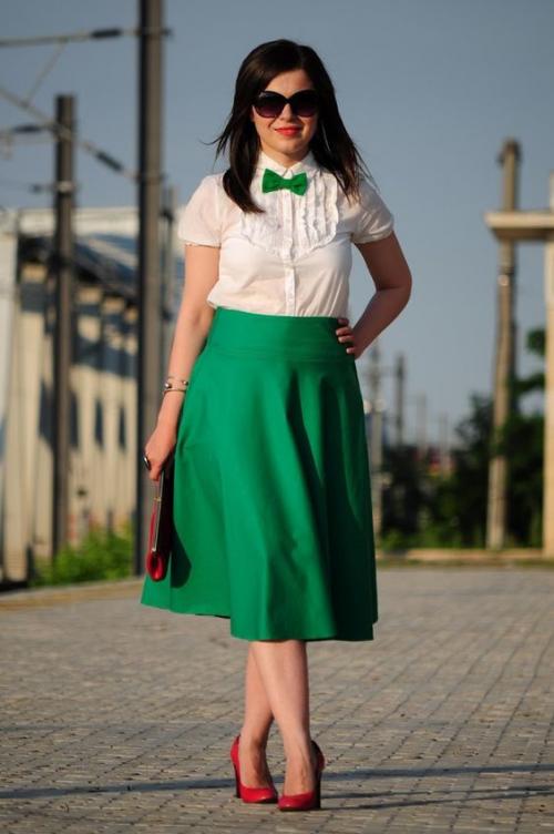 С чем носить зеленую юбку-карандаш