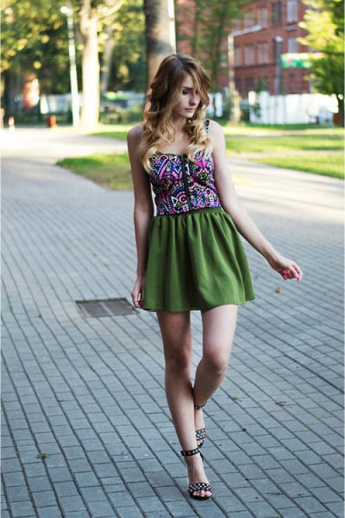 Салатовая юбка с чем носить. Зеленая юбка – модный тренд (более 30 фото стильных образов)