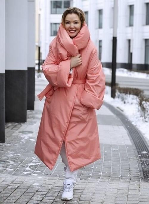 С чем носить коралловую куртку. Как стильно сочетать коралловый цвет в одежде этой зимой?
