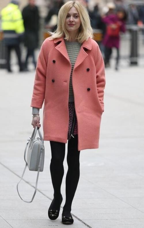 С чем носить коралловую куртку. Как стильно сочетать коралловый цвет в одежде этой зимой?