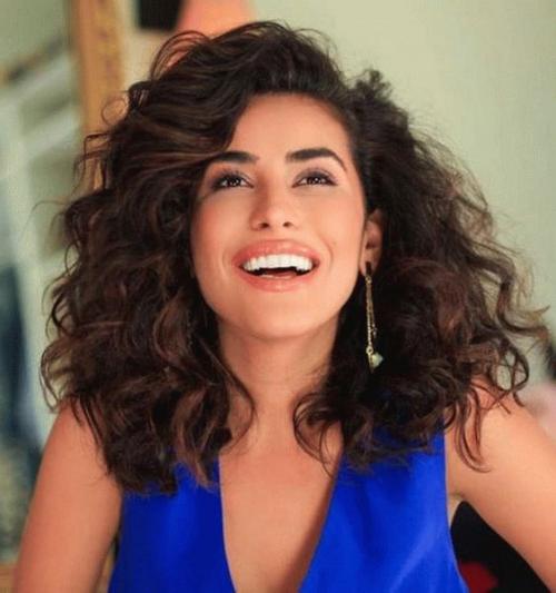 Какую стрижку сделать на тонкие вьющиеся волосы. Красивые стрижки на средние кудрявые волосы 2019-2020 – идеальная длина для непослушных кудряшек 13 Какую стрижку сделать на тонкие вьющиеся волосы. Красивые стрижки на средние кудрявые волосы 2019-2020 – идеальная длина для непослушных кудряшек 13