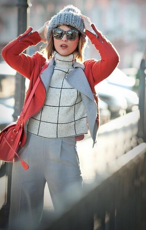 С чем носить коралловую куртку. Как стильно сочетать коралловый цвет в одежде этой зимой?