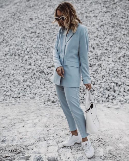 Кроссовки для женщин 40 лет. С чем носить кроссовки женщинам за 40, чтобы выглядеть круто