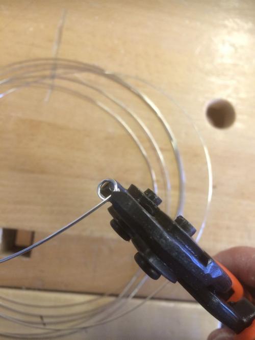 Как вырезать кулон из дерева. Как сделать красивый деревянный кулон на цепочке: внутреннее выпиливание