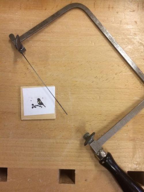 Как вырезать кулон из дерева. Как сделать красивый деревянный кулон на цепочке: внутреннее выпиливание