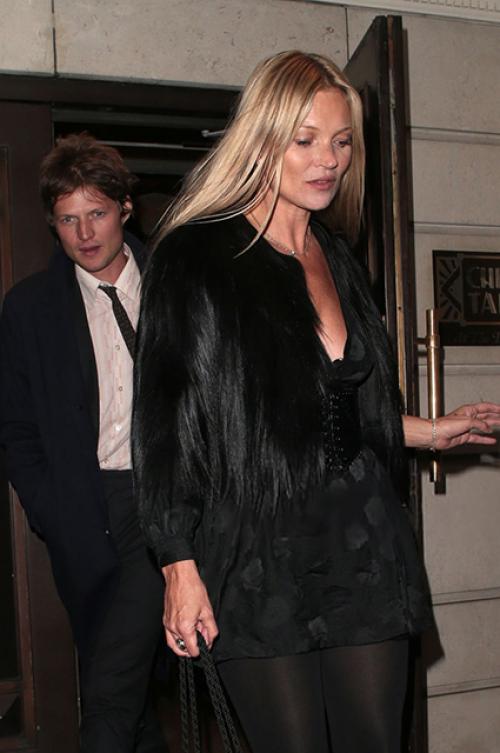 Уличный стиль Кейт Мосс. Уличный стиль знаменитости: Кейт Мосс и другие звезды в Париже 13