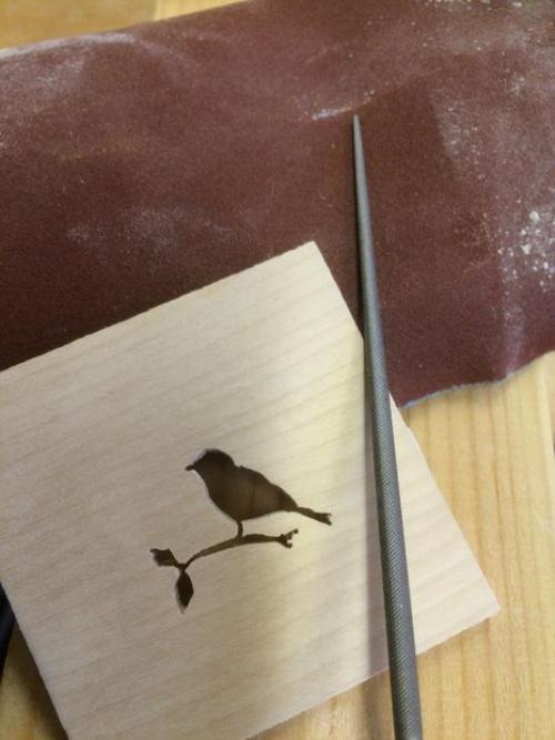 Как вырезать кулон из дерева. Как сделать красивый деревянный кулон на цепочке: внутреннее выпиливание