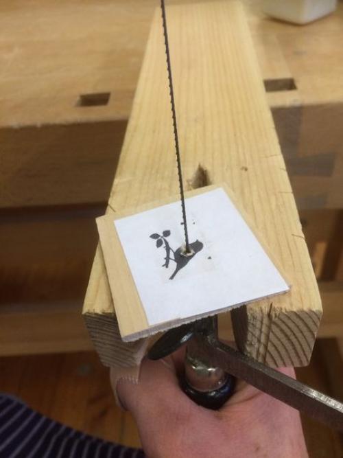 Как вырезать кулон из дерева. Как сделать красивый деревянный кулон на цепочке: внутреннее выпиливание