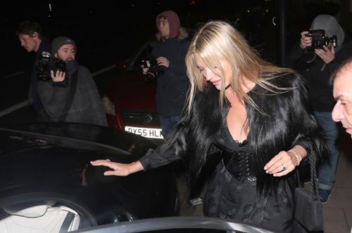 Уличный стиль Кейт Мосс. Уличный стиль знаменитости: Кейт Мосс и другие звезды в Париже 20