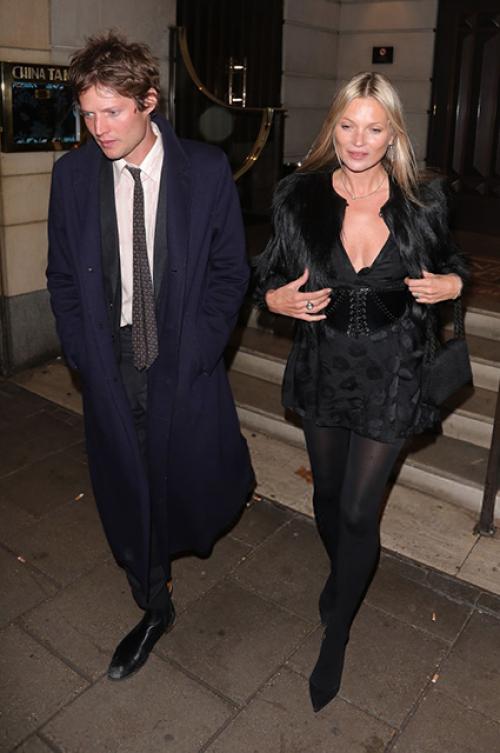 Уличный стиль Кейт Мосс. Уличный стиль знаменитости: Кейт Мосс и другие звезды в Париже 19