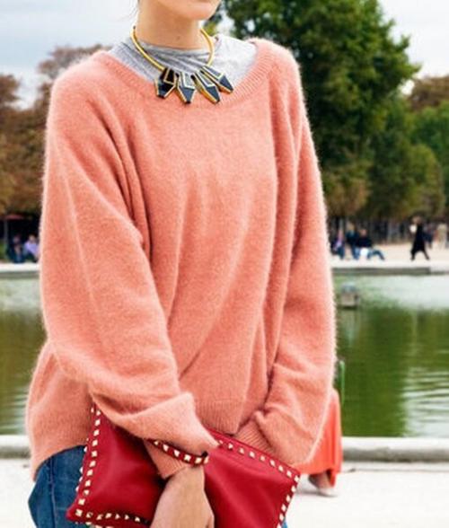 С чем носить коралловую куртку. Как стильно сочетать коралловый цвет в одежде этой зимой?