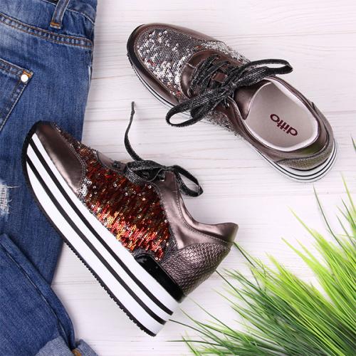 С чем носить золотые кроссовки. Блестящие кроссовки: с чем носить, с какой сумкой сочетать?