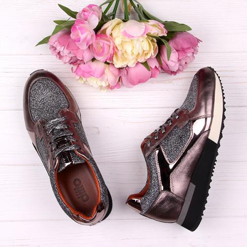 С чем носить золотые кроссовки. Блестящие кроссовки: с чем носить, с какой сумкой сочетать?